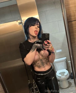 It s never a night out without a good slutty bathroom selfie first
