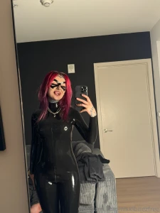 Let me start your weekend off right with a wet hot latex fuck and