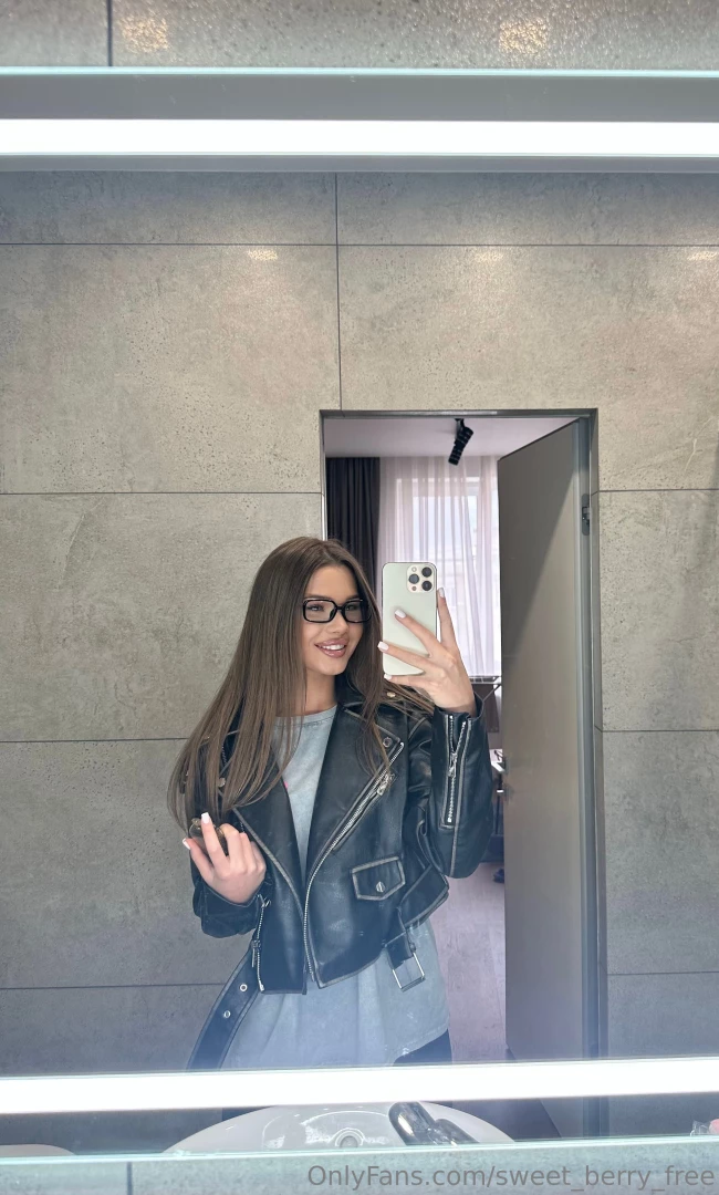 Today i was in the right mood leather jacket sunglasses and a slight 