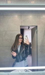Today i was in the right mood leather jacket sunglasses and a slight