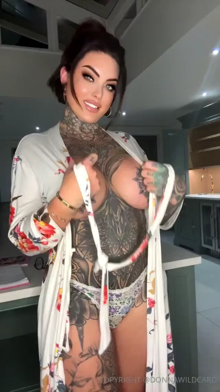 Fan sign if you re stuck for christmas presents i am your girl hit me 