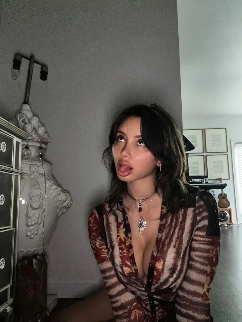 Just imagine this face moaning your name 