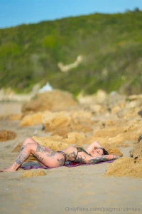 Deniz kum ve g ne in harika enerjisi hadi gel bu sahilde beraber ko up