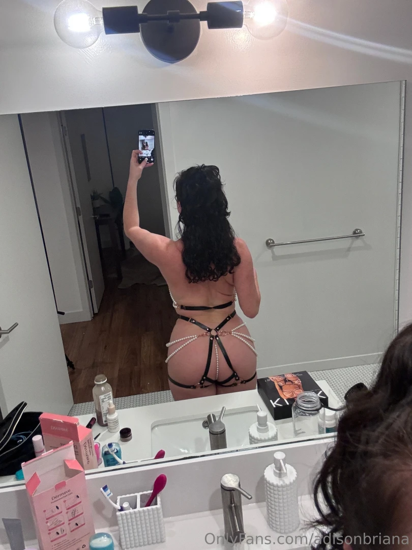 I put it on and one of the pearl strings broke it s still hot af tho 