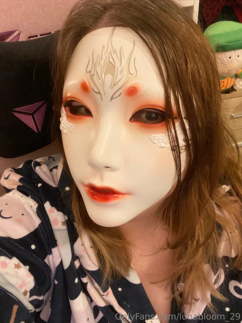 I picked up this mask so i could do full body content easier what do part 1 