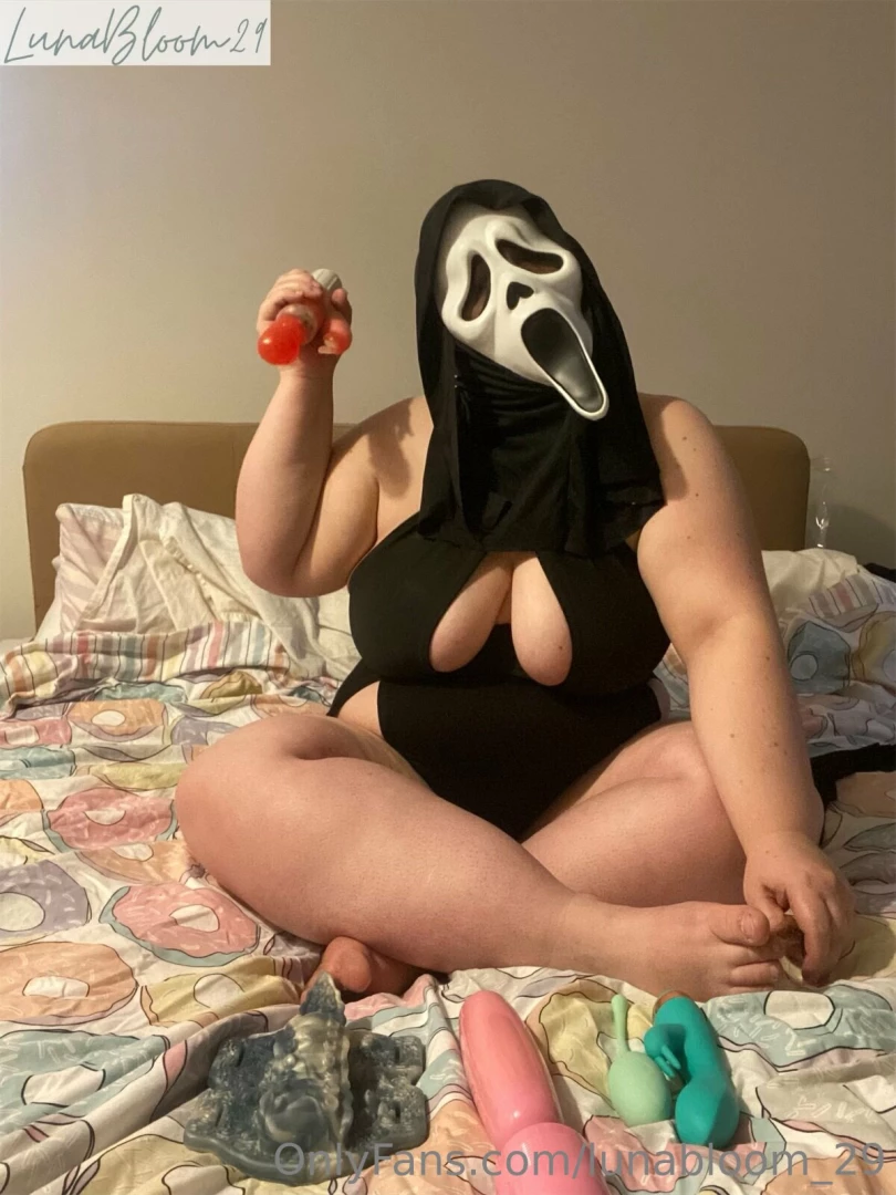I m a huge scream fan so i did a sexy scary ghostie cosplay 
