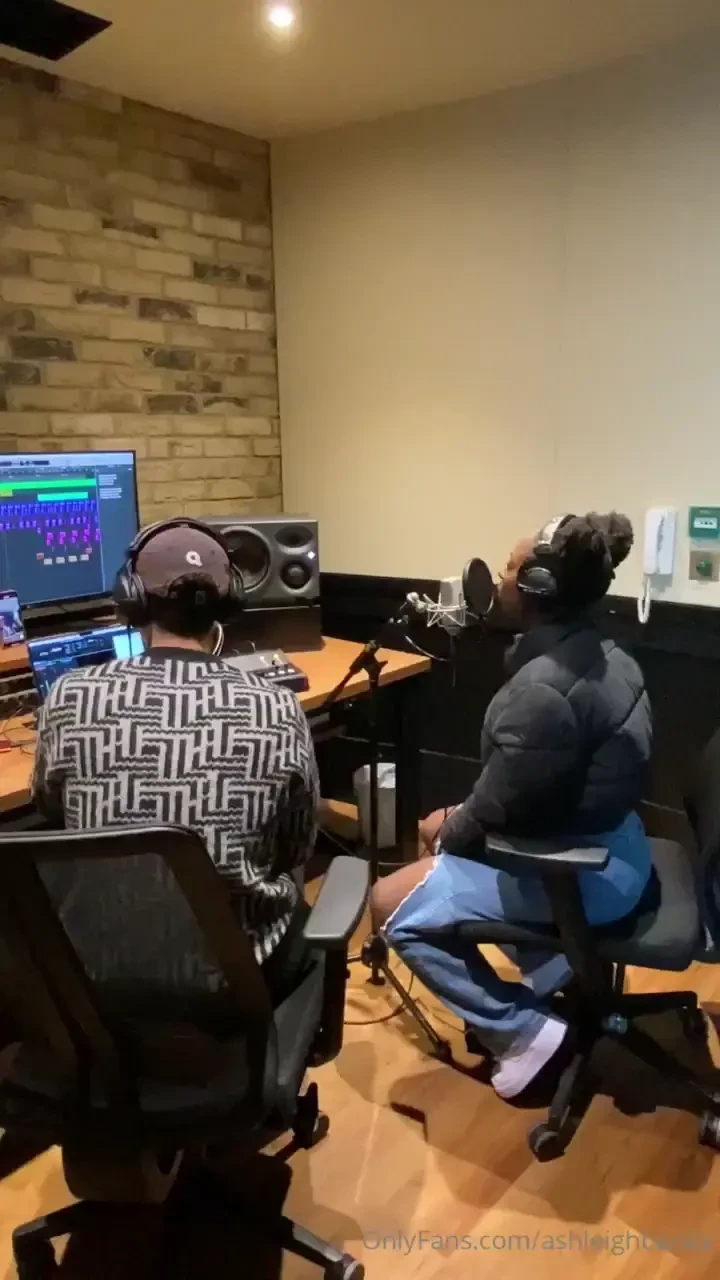 Come with me to the studio cooking for you 