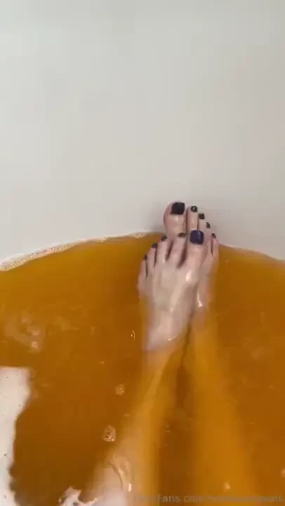 Join me and my pretty feet in the bath tub part 1 