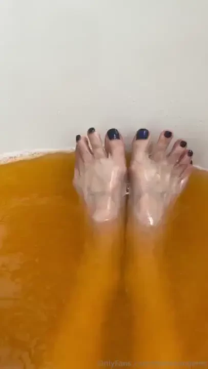 Join me and my pretty feet in the bath tub part 2 