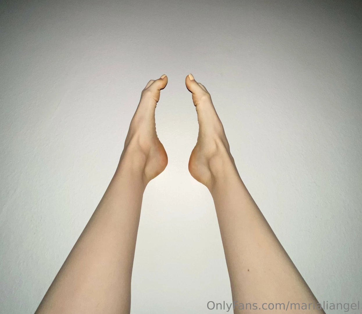 Legs and toes for days 