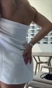 Saliendo al balcon a disfrutar de estas vistas full s nude