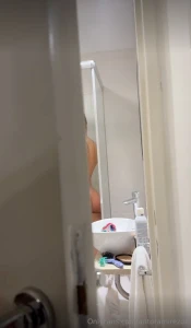 Me estaba dando un ba o y mi amigo me estaba espiar sin que yo me