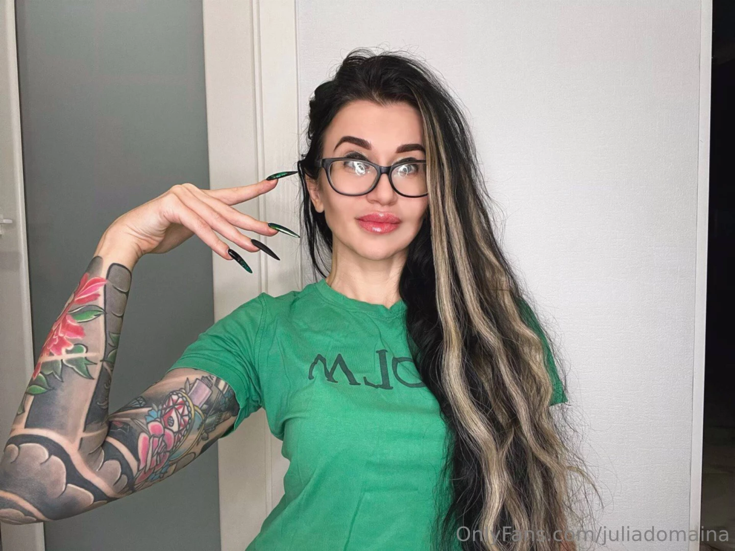Finger snapping and sucking fingers with green long nails long hair 