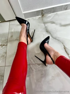 High heels vid skinny tattooed milf with long legs and highly arched