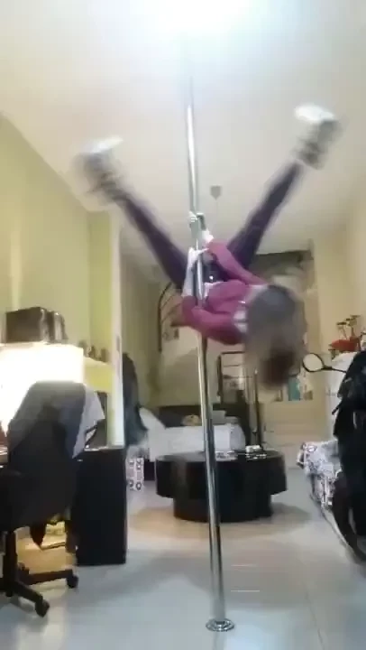 I m live on fanscope pole dance 