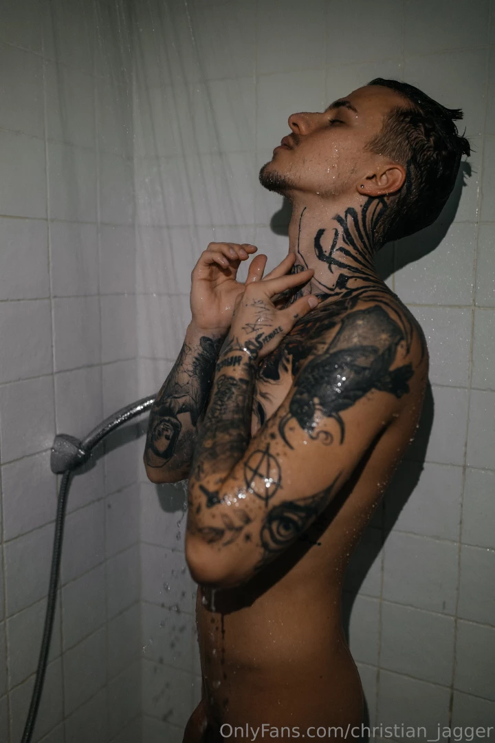 Fully naked fully wet and ready to get you soaked 