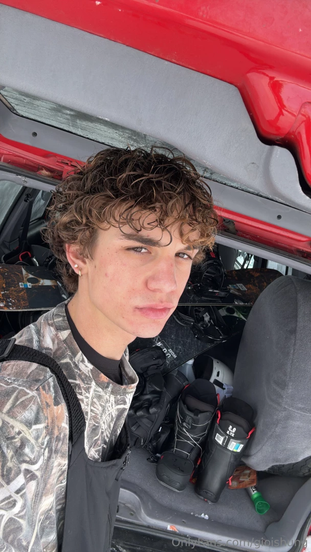 Who wants to spoil your favorite internet boyfriend for lift tickets 