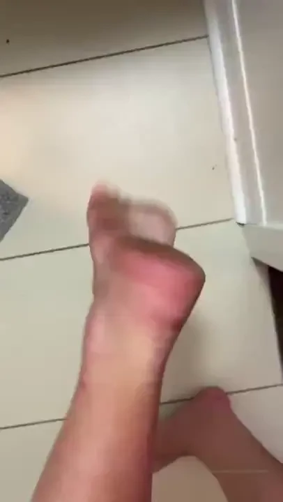 Who likes licking dirty soles clean 