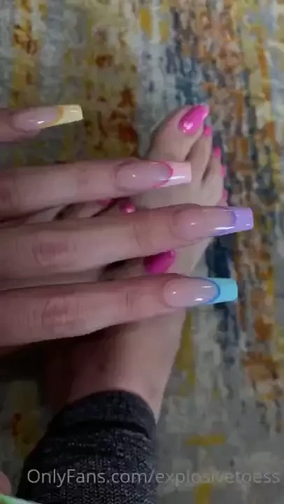 Peep the new mani pedi 