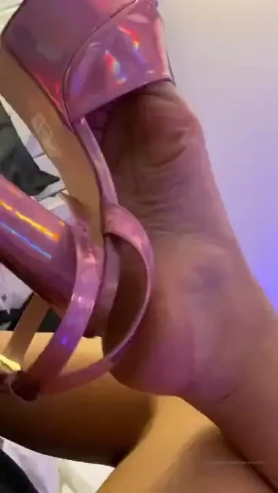 Dangling heel 