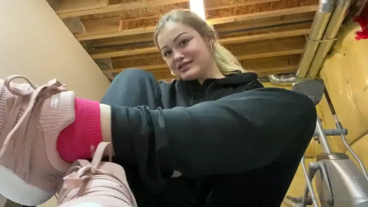 Stinky sweaty workout feet - joi 5 37 seconds 