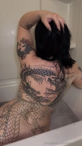 The mother of dragons has arrived and she s not here to play c0ll me