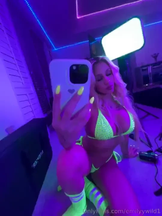 Sucking a big cock on live tonight 10pm est 7pm pst come join me part 3 