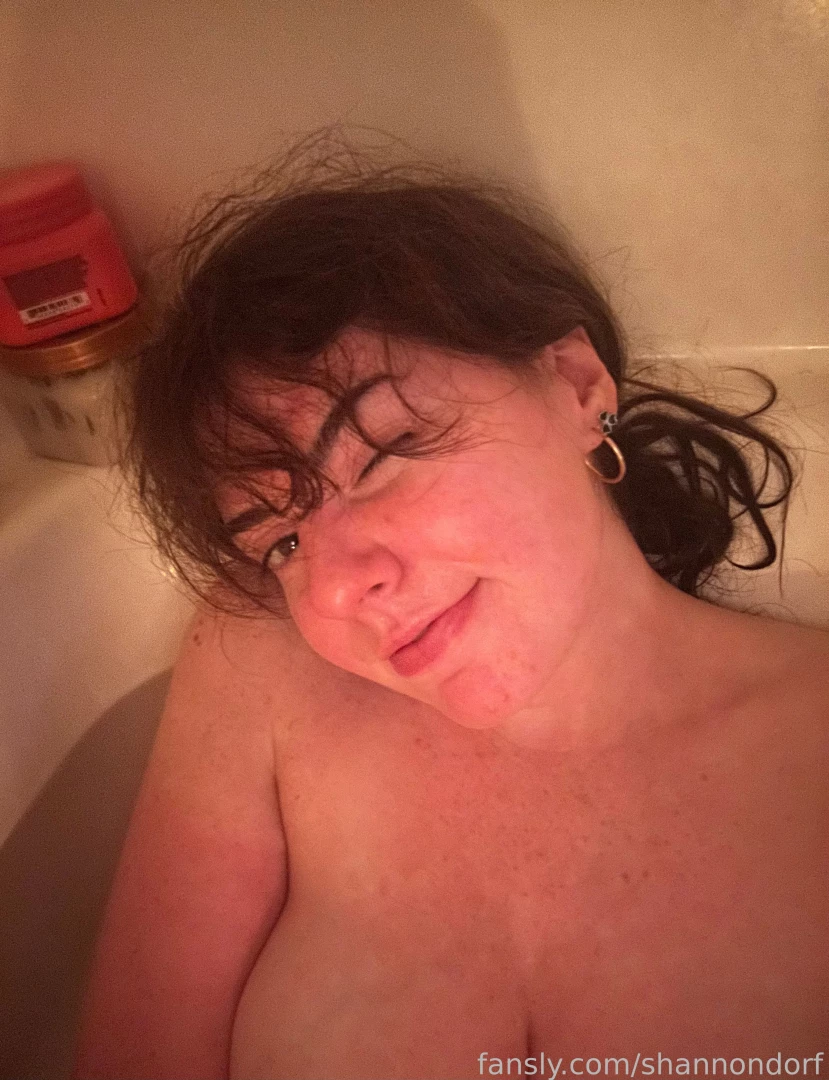 Bath selfies are back in a big way 