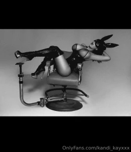 Good morning guys happy easter come and spend it with me i am online