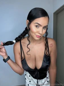 Elegant in black but i go dirty in bed wanna see
