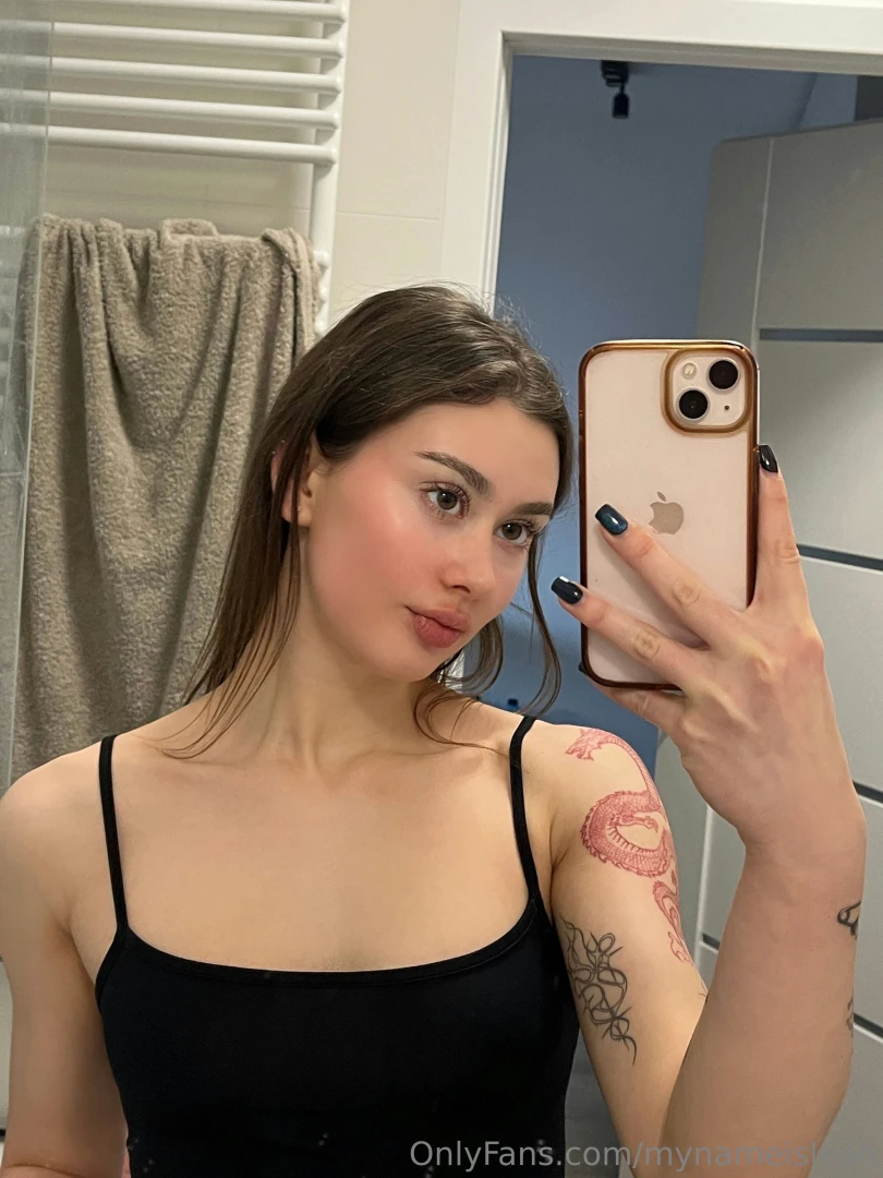 Self-love in the mirror 