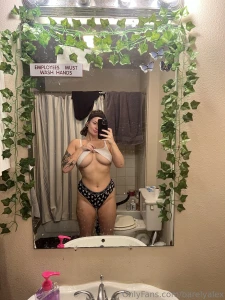 Visiting with my fam for the holidays doesn t stop me from being a ho