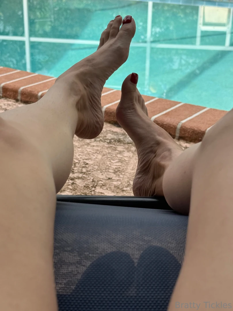 It s a holiday in usa amp i m relaxing by the pool but my slave is 
