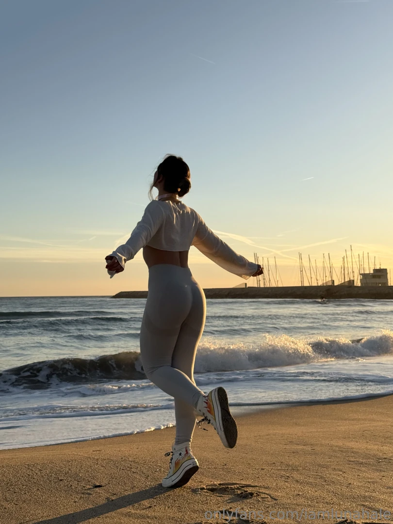 Today i took a peaceful walk along the seaside soaking in the warmth part 1 