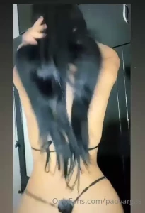 Les gusta lo que traigo puesto hoy un hilo bastante delgado verdad