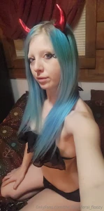 Happy hump day i wanna hit a concert soon support my petite business