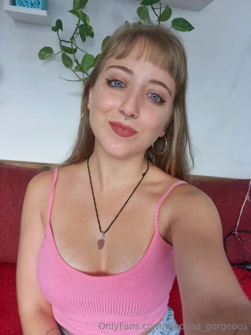 Hello daddy here the little whore greets you waiting for you to play part 1 