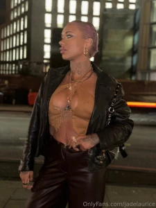 Lady in the streets freak in the