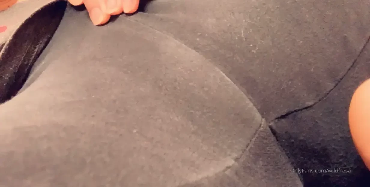 You can see my puffy pussy through my leggings 