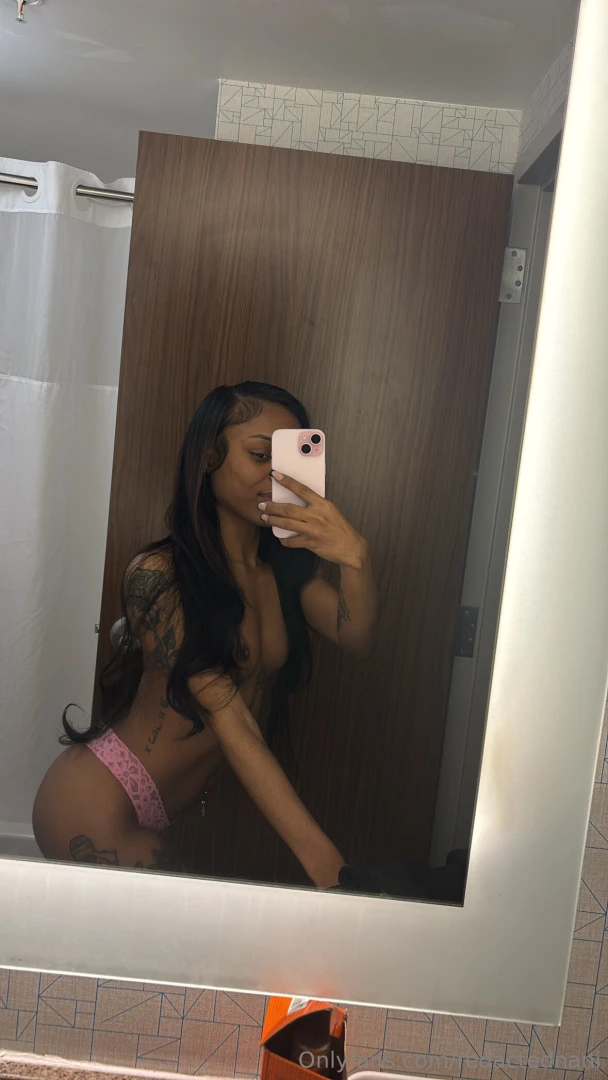 I put the hoe in hotel 