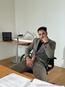 Vuoi vedermi mentre mi sego questo bel cazzone in diretta per te