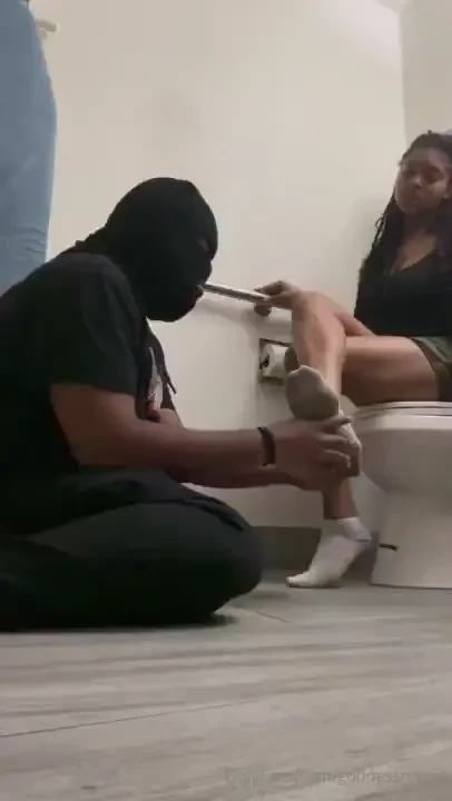 Full video i love to get these feet worshipped i have a kink on 