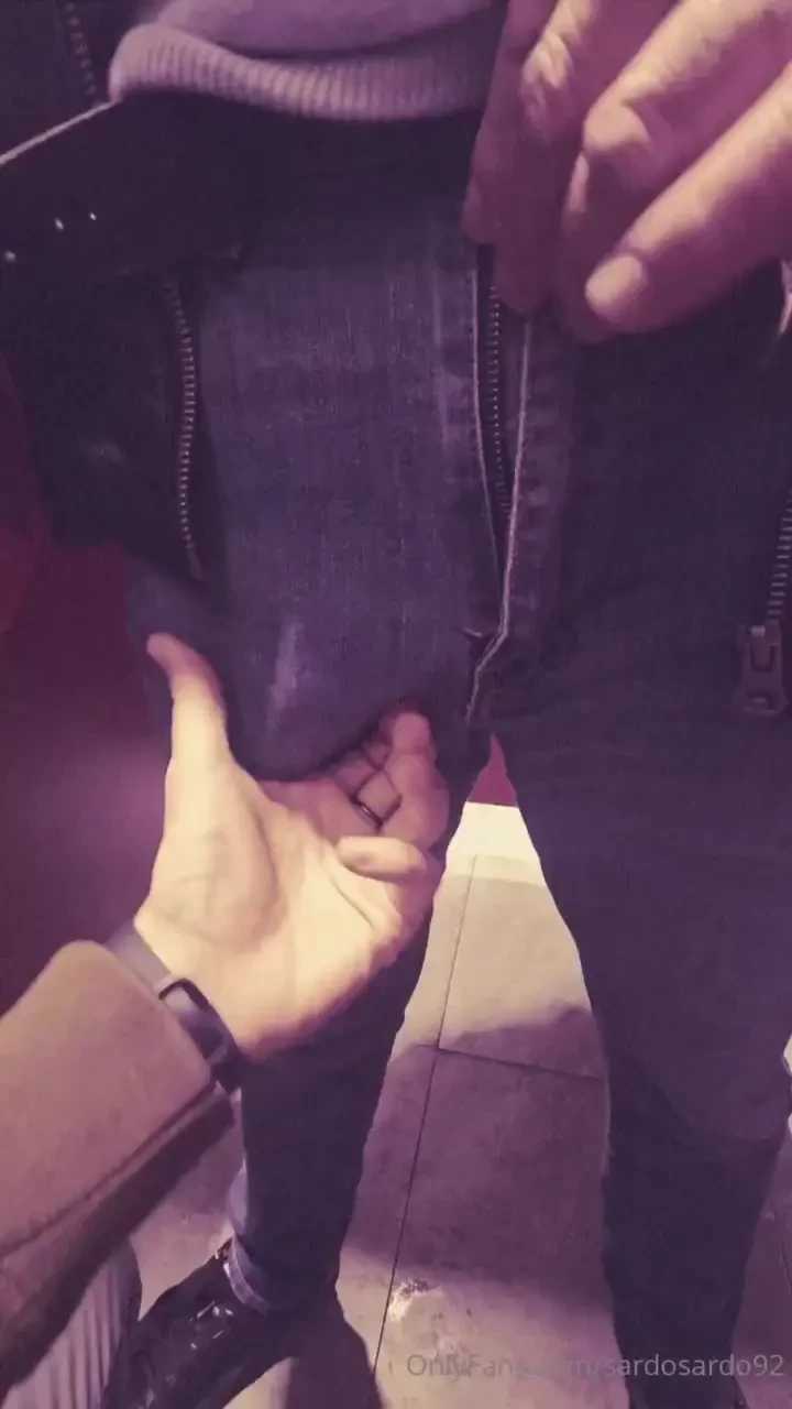 Ss203 - blowjob at the airport toilet per chiudere il 2024 in bellezza 
