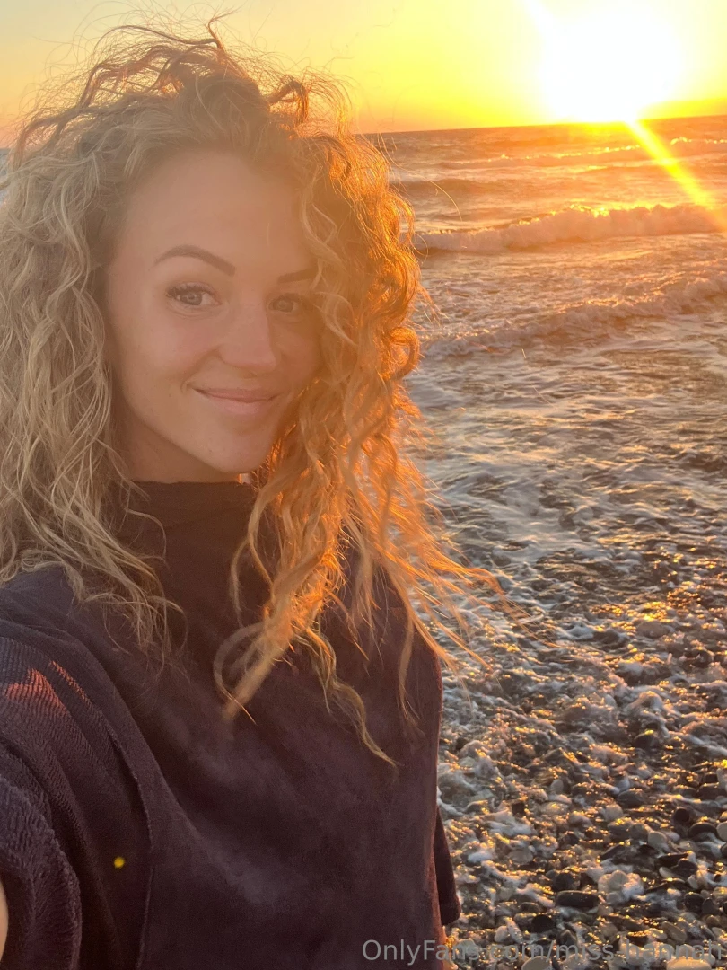 Den sonnenuntergang am strand anzuschauen w re nur noch sch ner wenn 