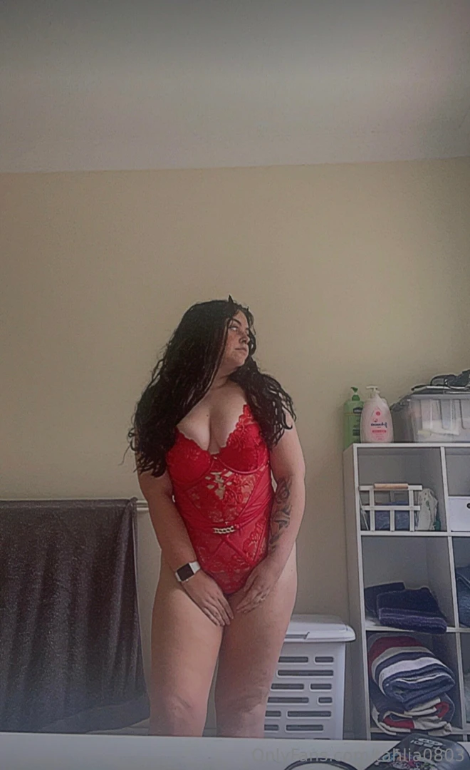 Come watch me shake my ass and play with my titties in my red lingerie 