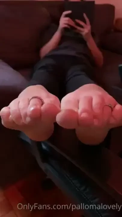 Um momento ntimo enquanto eu fico estudando voc fica admirando meu p o 