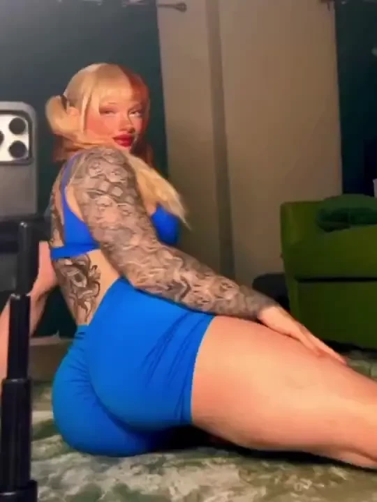 Feeling anything but blue in this outfit 