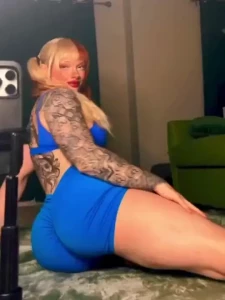 Feeling anything but blue in this outfit