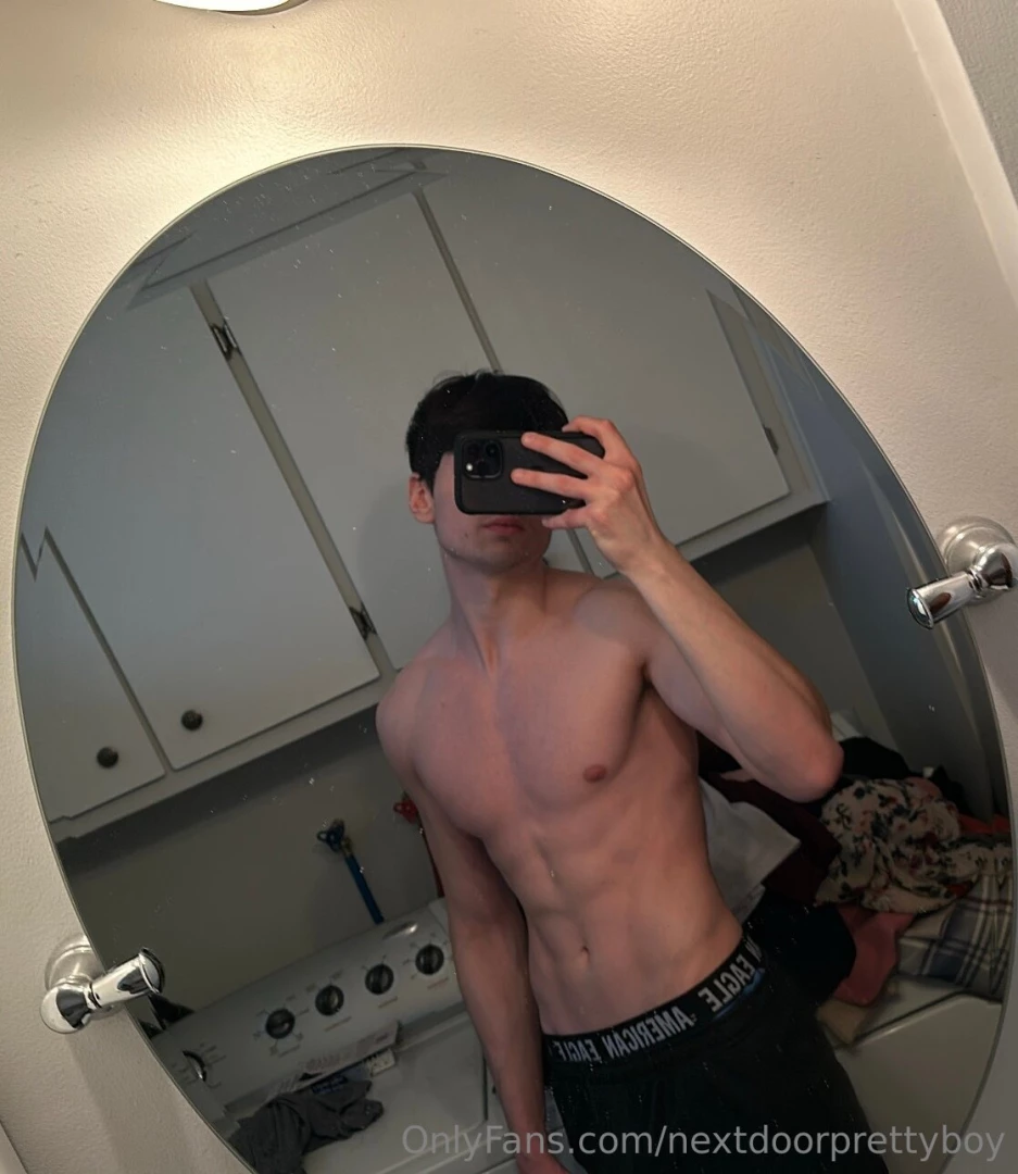 Imagine your cum on these abs 