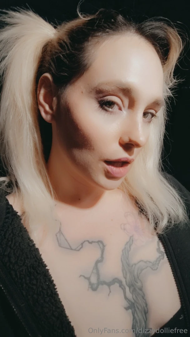 Hehe i wanna show you more so cum see me live or on my premium page 